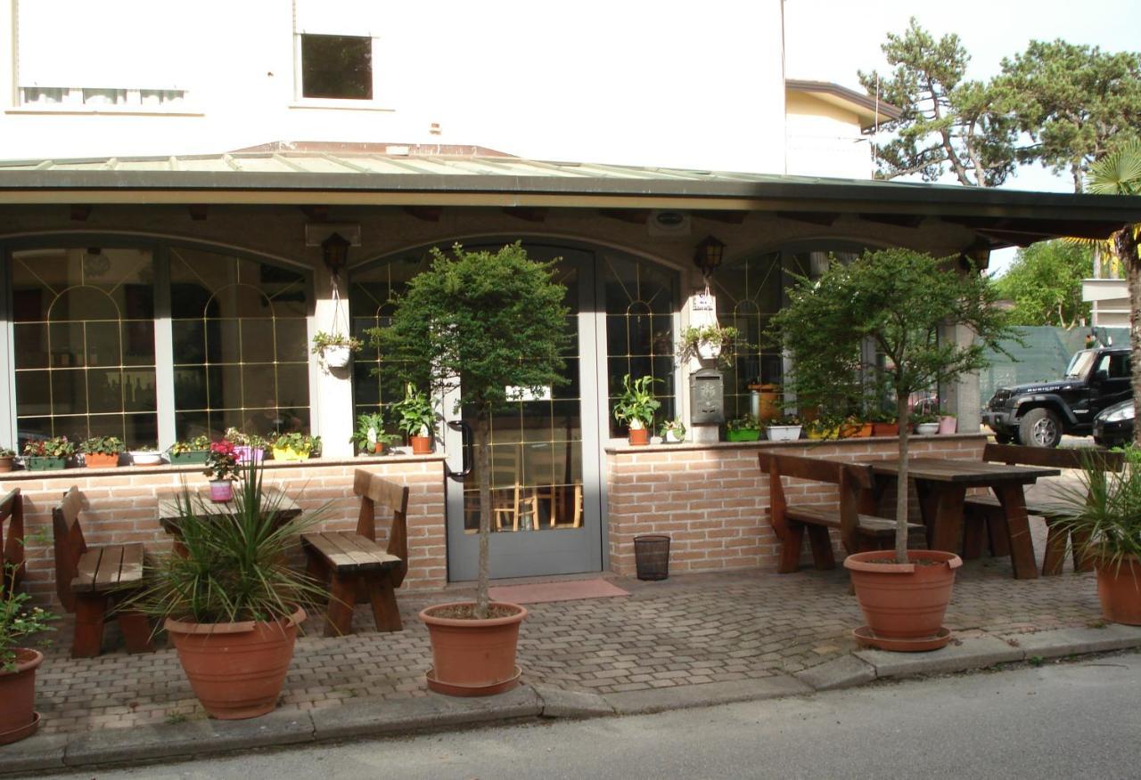 Hotel La Quercia Lignano Sabbiadoro Esterno foto