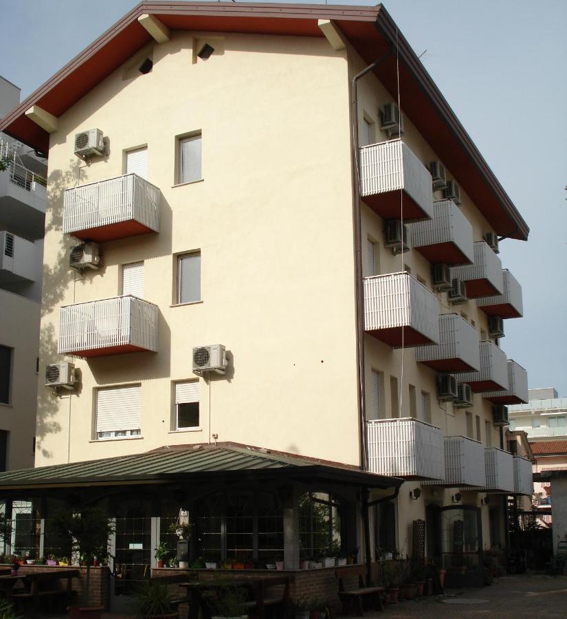 Hotel La Quercia Lignano Sabbiadoro Esterno foto