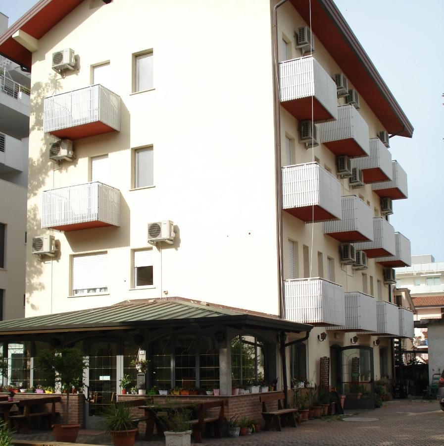 Hotel La Quercia Lignano Sabbiadoro Esterno foto